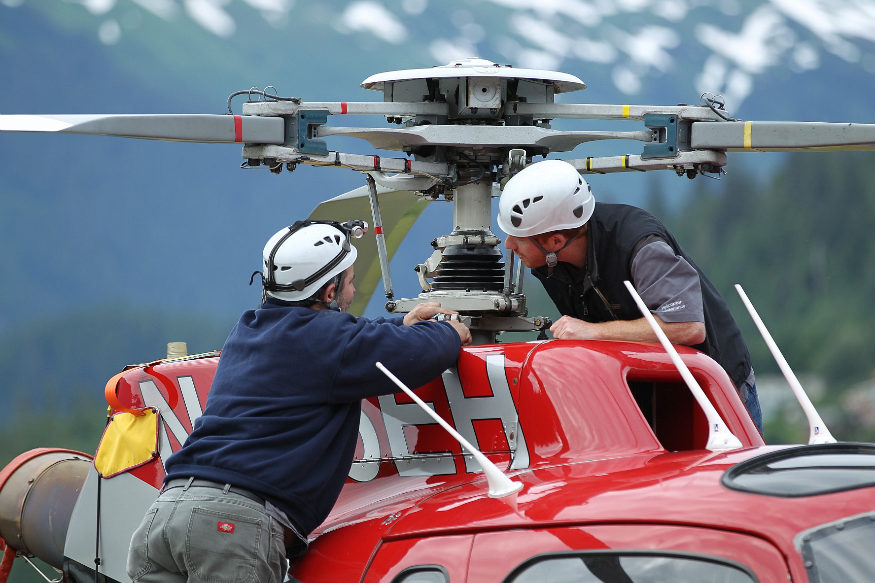 Flight safety. H125 вертолет. Вертолетное сопровождение. Вертолет Аэробус h125. Airbus 125 вертолет 2022.